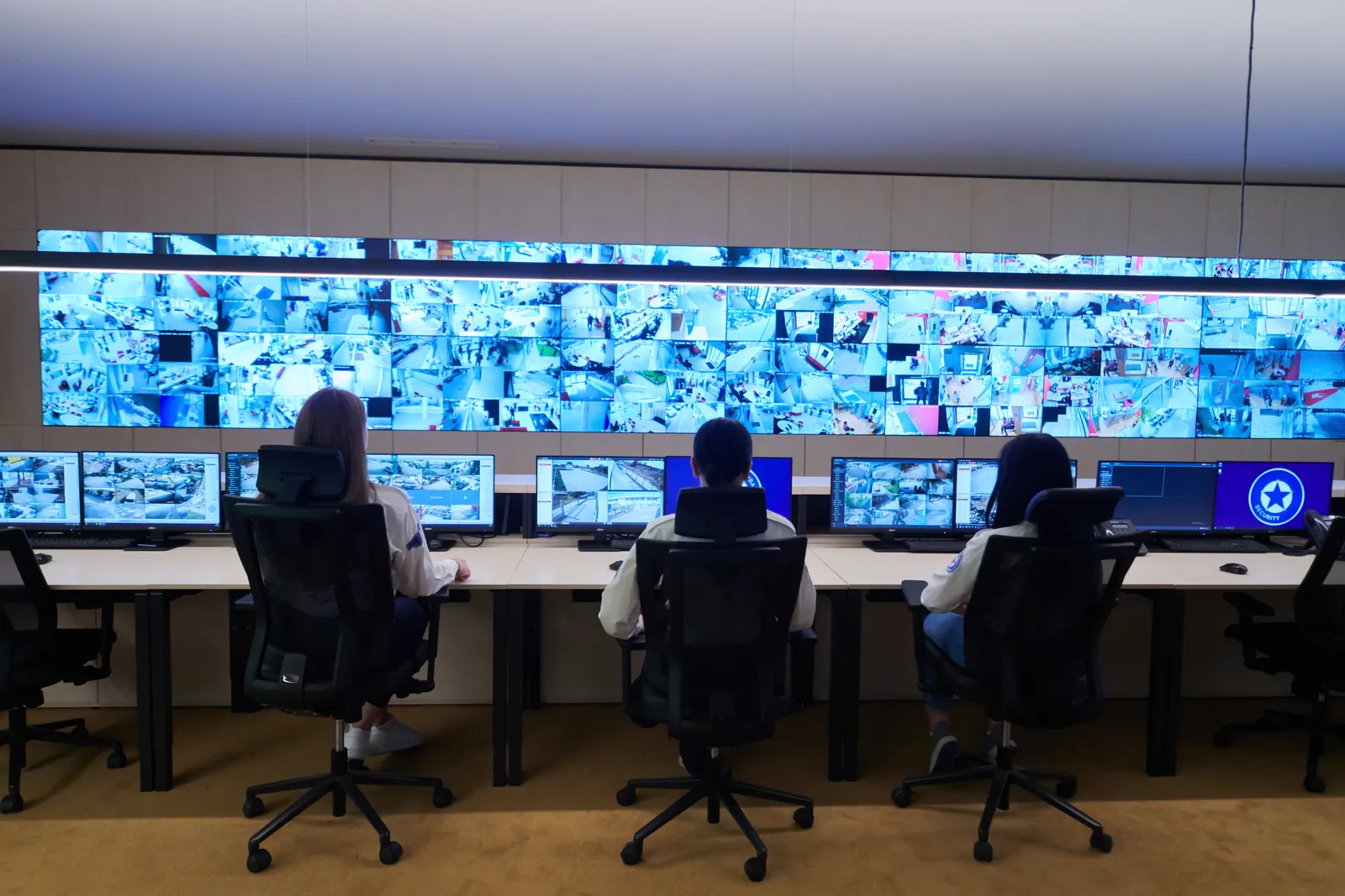Ruang kontrol operasional dengan monitor pemantauan