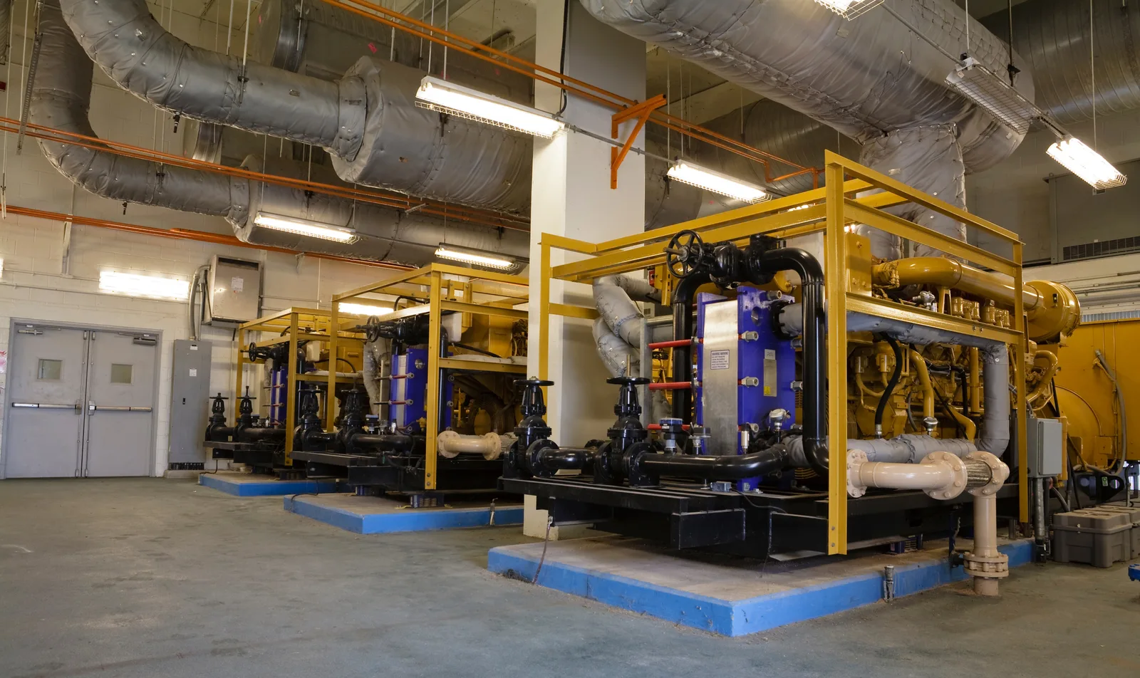 Instalasi generator dalam ruang mesin industri