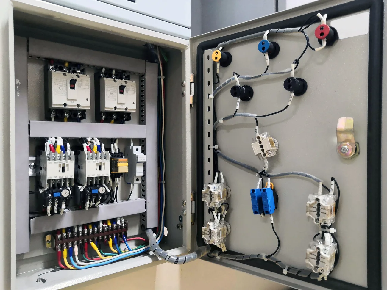 Panel switchboard dan sistem kelistrikan